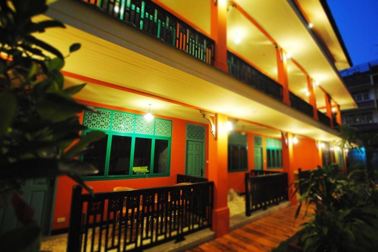 Focal Local Bed & Breakfast Bangkok Luaran gambar
