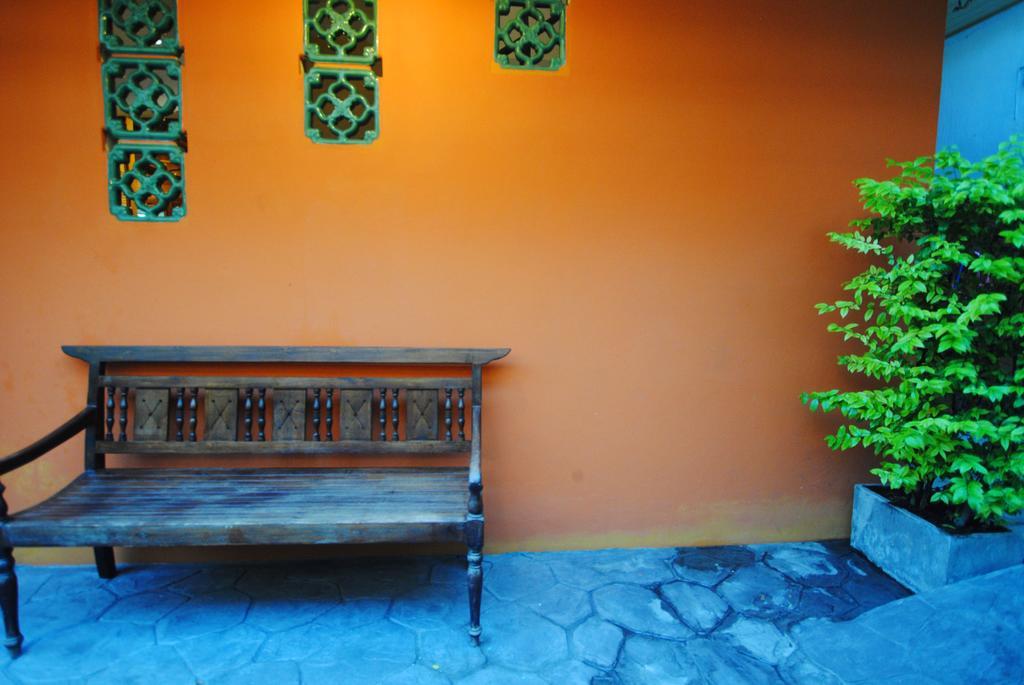 Focal Local Bed & Breakfast Bangkok Luaran gambar