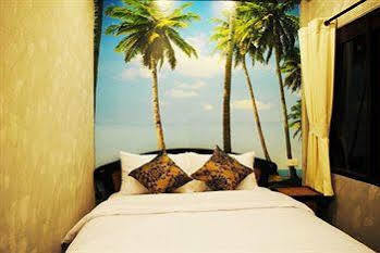 Focal Local Bed & Breakfast Bangkok Luaran gambar