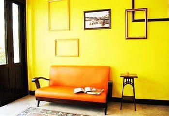 Focal Local Bed & Breakfast Bangkok Luaran gambar